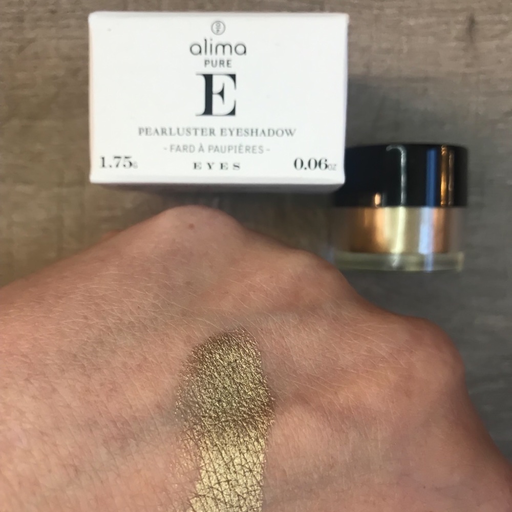 Alima Pure loose eye shadow. Color: Topaz